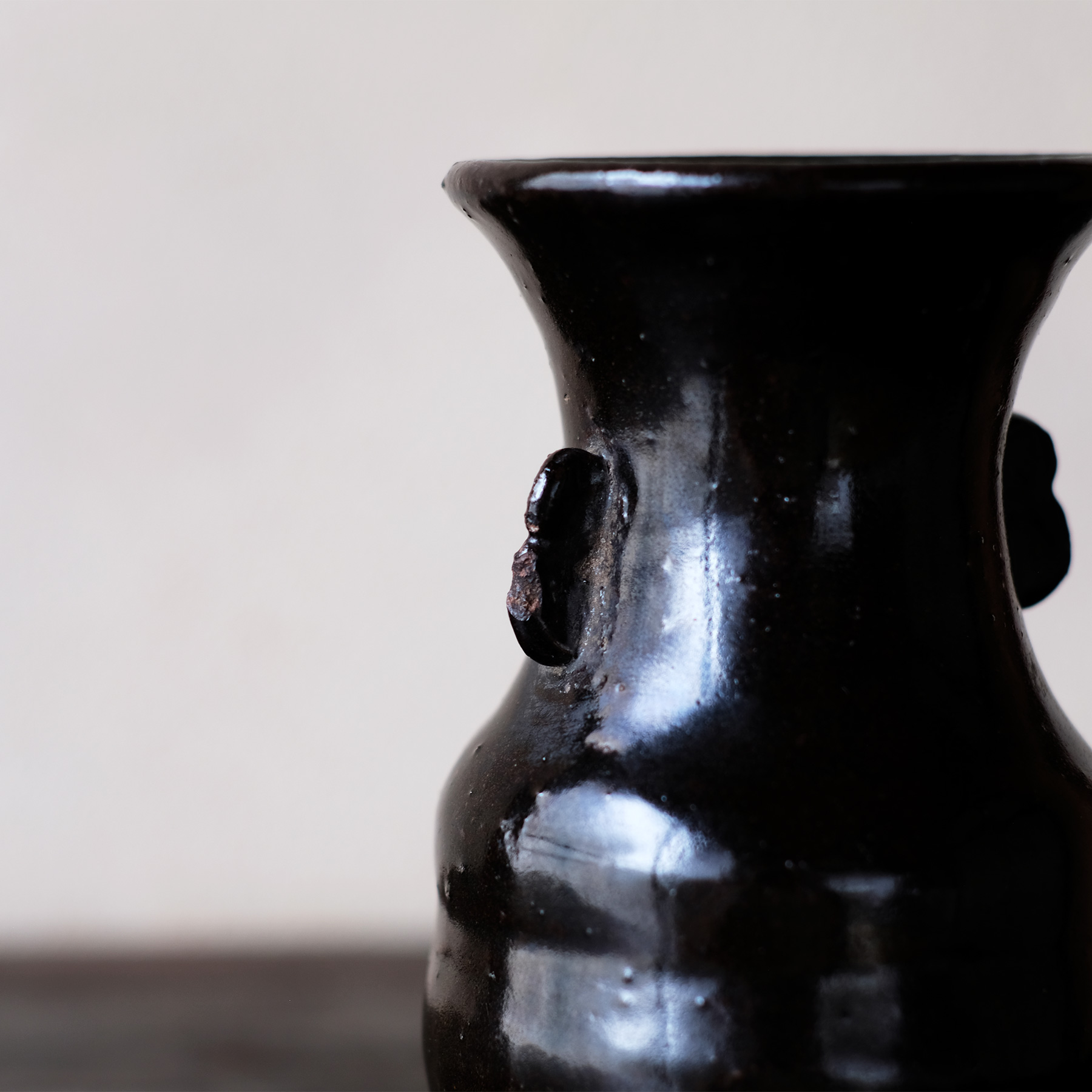 黒釉花生   Vase, Black Glazed