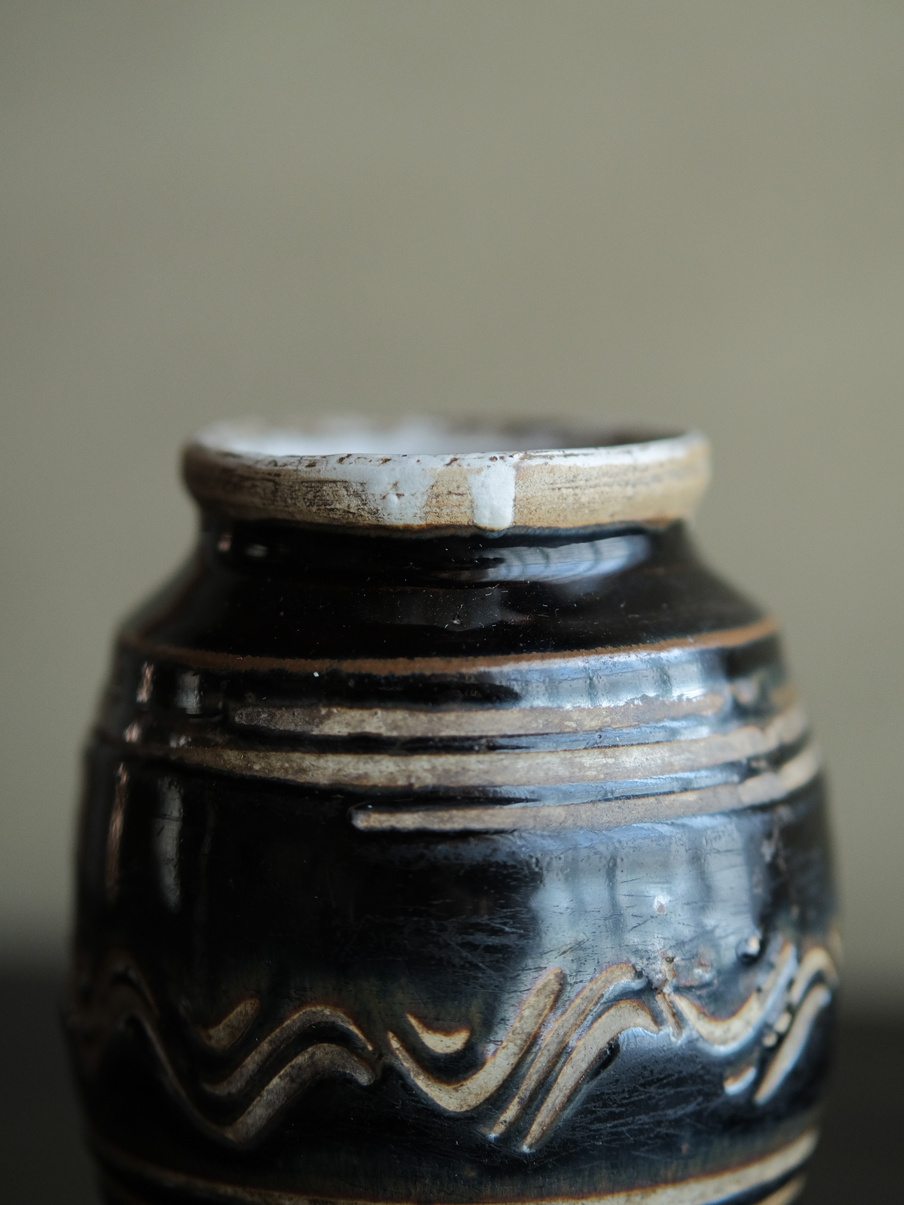 明朝 霊武窯 黒釉線彫水波文小壺 | 骨董と詩学 Antique & Poetics | 蛇韻律